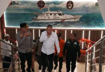 Menhub Tinjau Langsung Evakuasi Penumpang KM Mutiara Sentosa II yang Terbakar