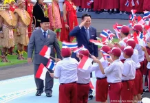Momen Hangat Presiden Prabowo dan PM Tailan Beri Hormat kepada Pelajar di Istana