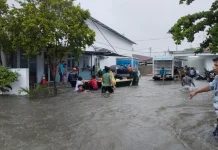 Banjir Berangsur Surut, Warga Kota Padang Mulai Bersihkan Rumah