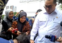 Kepala BRIN Pamer Sepatu Inovasi Lokal di Istana Kepresidenan Jakarta
