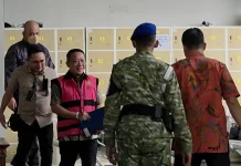 Keluar Tahanan KPK, Eks Jampidsus Gunakan Rompi Pink dan Diborgol