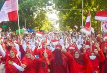 Bagikan Ribuan Bendera, Wagub NTB Ajak Perkuat Persatuan Jelang HUT RI