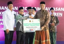 BAZNAS RI dan Menko PM Salurkan Bantuan Zmart, BUMi, dan Santripreneur di Gresik