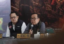 Menko PMK Minta Dua Titik Api Bromo Segera Dipadamkan