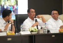 Mentan Amran Jaga Harga Pakan, Telur Wajib Diserap SPPG
