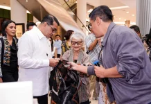 Menteri Ekraf Ingin Tenun jadi Kekuatan Ekonomi Kreatif