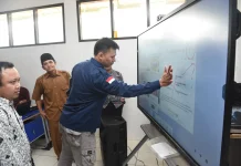 Guru Manfaatkan Papan Digital untuk Pembelajaran Lebih Interaktif