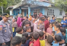 Polri Berikan Trauma Healing bagi Anak Terdampak Gempa di Ende