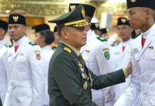 76 Paskibraka 'Tim Indonesia Berdaulat' Pengibar Bendera Merah Putih di Istana