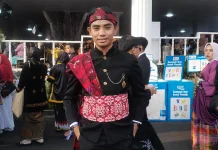 Bukan Sunda, Warga Bandung Pilih Busana Madura Saat Upacara di Istana