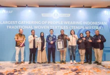Kemenekraf Pecahkan Rekor Dunia GWR lewat 306 Pegawai Berwastra Tenun Nusantara