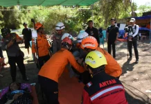 Basarnas Evakuasi Tiga Korban Gempa di Kabupaten Manggarai Timur