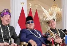Momen Hangat Presiden Prabowo Didampingi Jokowi-Gibran Saksikan Atraksi Pesawat