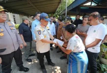 Mendagri Tito Salurkan Santunan Duka ke Keluarga Korban Gempa NTT