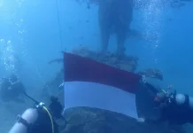 PB POSSI Kibarkan Merah Putih di Bawah Laut Rayakan HUT ke-81 RI