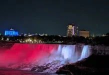 Air Terjun Niagara Memancarkan Cahaya Merah Putih di Kanada