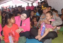 Polri Hadirkan Kepedulian, Berikan Trauma Healing bagi Pengungsi Gempa di Maumere