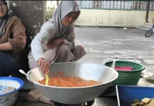 Mahasiswa KKN UMBY Olah Cabai Lokal Jadi Sambal Khas Plalar