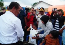 Mentan Pastikan Stok Beras Pengungsi Gempa NTT Aman hingga Setahun