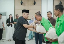 KAI Services Salurkan Bantuan Tunai kepada 53 Porter Stasiun Bandung