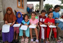 BAZNAS Salurkan 1.900 Porsi Makanan untuk Penyintas Gempa NTT