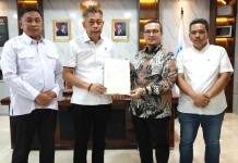 Bupati Mamuju tengah Serahkan Sertifikat Lahan untuk Sekolah Rakyat