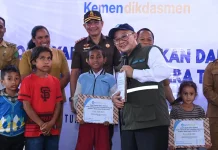Kemendikdasmen Salurkan Santunan Rp305 Juta bagi Murid dan Guru di NTT