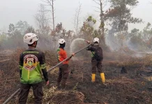 Polda Kalbar Laksanakan Patroli Pembasahan di Lahan yang Rawan Kebakaran