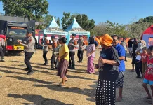Brimob Gelar Senam 'Trauma Healing' untuk Pengungsi Gempa Manggarai