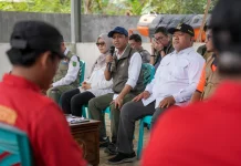 Kejar Awan Hujan Malam, Menhut Raja Antoni Minta Bandara Berau Tetap Buka