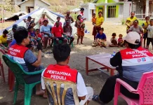 Tim Pertamina Menembus Dusun Watu Hedok untuk Salurkan Logistik