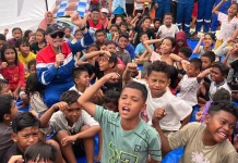 Komut Pertamina Hibur Anak-anak Korban Gempa NTT