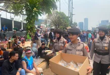 Polwan Sapa Peserta Aksi Aspirasi, Bagikan Konsumsi di Depan DPR