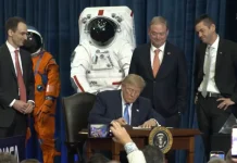 Trump Teken Perintah Eksekutif Bentuk Akademi Antariksa AS