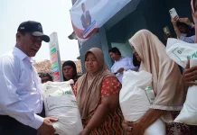 Tinjau Bantuan Pangan di Karawang, Kepala Bapanas Pastikan Tepat Sasaran