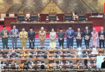 Ketua DPR Serahkan Laporan Kinerja Tahun 2025-2026 kepada Seluruh Fraksi