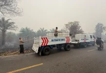 Cegah Api Meluas, Polantas Kalteng Turun Padamkan Karhutla di Palangkaraya