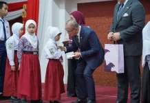 P2MI Salurkan Bantuan Pendidikan untuk 25 Anak Pekerja Migran di Malaysia