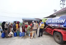 Hadapi Kekeringan dan Karhutla, Kementerian PU Salurkan Air Bersih di Kalbar