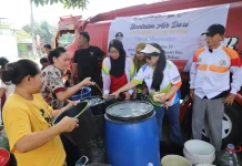 KORMI Kabupaten Bekasi Salurkan 24 Ribu Liter Air Bersih di Serang Baru