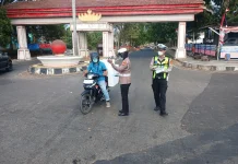 Satlantas Lampung Selatan Bagikan Masker Antisipasi Abu Vulkanik