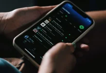 Sering 'Scrolling' HP sebelum Tidur? Ketahui Dampaknya bagi Kesehatan