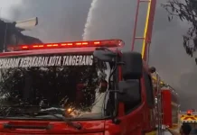 Kebakaran Hebat Landa Pabrik Lampu Tangerang