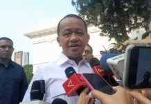 Bahlil Ungkap Tangki BBM Modifikasi Sebab Antrean BBM Subsidi di Makassar