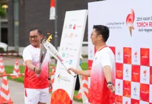 CdM Tim Indonesia Todotua Pasaribu Bawa Obor Asian Games di Nagoya