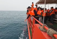 Keluarga Jurnalis iNews Tabur Bunga di Lokasi Hilangnya Speed Boat Arupadatu