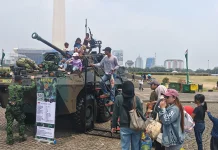 Panas Terik Tak Surutkan Semangat Warga Nikmati TNI Fair 2026 di Monas