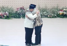 Momen Haru Presiden Prabowo Peluk Dubes Palestina di Hadapan Ribuan Santri Gontor