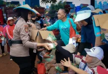 Momen Humanis Polisi Bagikan Air Minum kepada Peserta Aksi di Jakarta