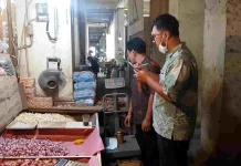 Dinas Perdagangan Bekasi Tera Ulang Ratusan Timbangan Pedagang di Pasar Cibitung